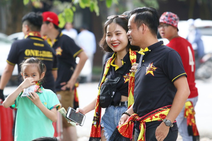 Những cô nàng xinh đẹp khuấy động sân Mỹ Đình trước giờ bóng lăn tận 10 tiếng - Ảnh 12.