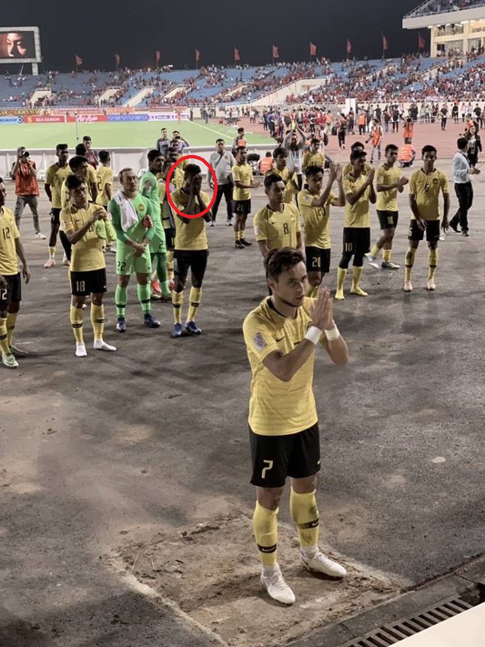 Cầu thủ Malaysia bật khóc ngay trên sân sau thất bại trước tuyển Việt Nam - Ảnh 1.