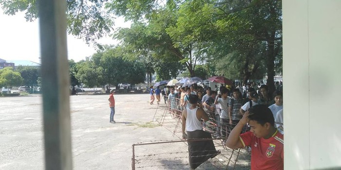 Trời nắng nóng, không có lực lượng bảo vệ, người Myanmar vẫn trật tự xếp hàng mua vé xem trận gặp Việt Nam - Ảnh 3.