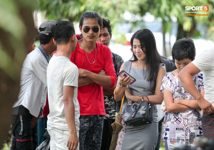 Kiều nữ Myanmar sợ phụ huynh phát hiện vì trốn đi mua vé xem trận gặp Việt Nam - Ảnh 2.