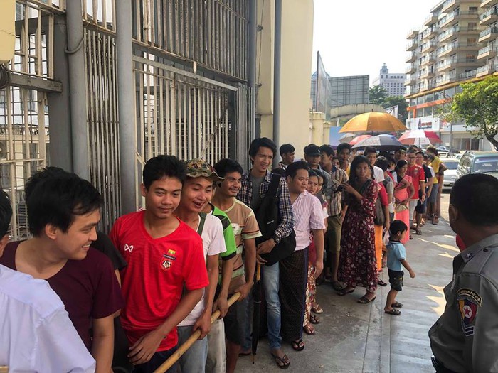 Trời nắng nóng, không có lực lượng bảo vệ, người Myanmar vẫn trật tự xếp hàng mua vé xem trận gặp Việt Nam - Ảnh 4.