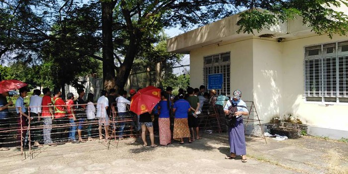 Trời nắng nóng, không có lực lượng bảo vệ, người Myanmar vẫn trật tự xếp hàng mua vé xem trận gặp Việt Nam - Ảnh 6.