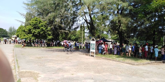 Trời nắng nóng, không có lực lượng bảo vệ, người Myanmar vẫn trật tự xếp hàng mua vé xem trận gặp Việt Nam - Ảnh 7.