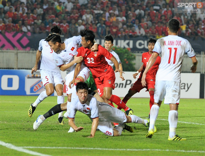 Fan xót xa khi tuyển thủ Việt Nam liên tục ngã sấp mặt trong trận đấu Myanmar - Ảnh 1.