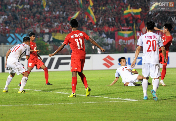 Fan xót xa khi Duy Mạnh, Quang Hải liên tục ngã sấp mặt trong trận đấu với Myanmar - Ảnh 2.