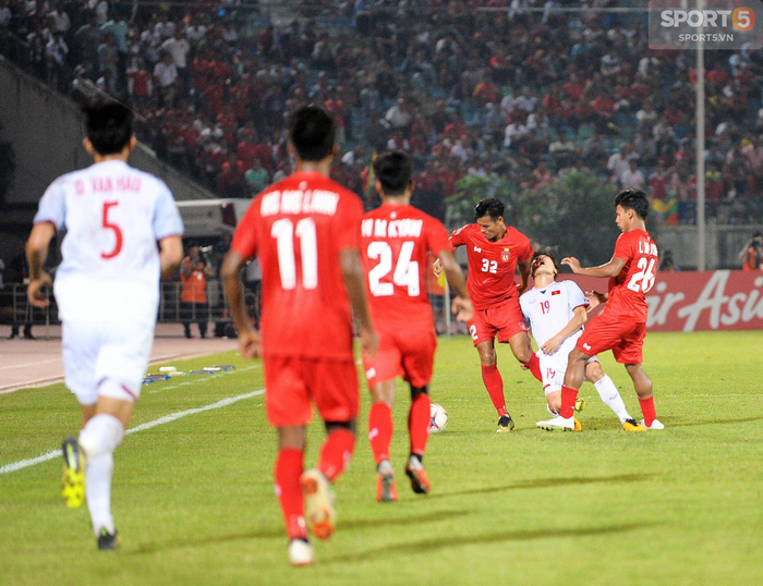 Fan xót xa khi Duy Mạnh, Quang Hải liên tục ngã sấp mặt trong trận đấu với Myanmar - Ảnh 4.
