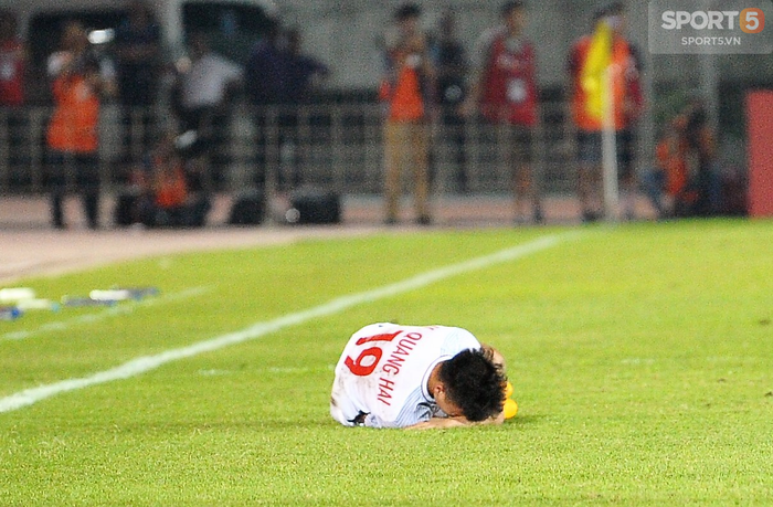 Fan xót xa khi Duy Mạnh, Quang Hải liên tục ngã sấp mặt trong trận đấu với Myanmar - Ảnh 5.