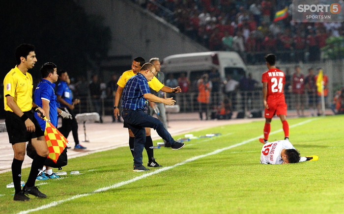 Fan xót xa khi tuyển thủ Việt Nam liên tục ngã sấp mặt trong trận đấu Myanmar - Ảnh 6.