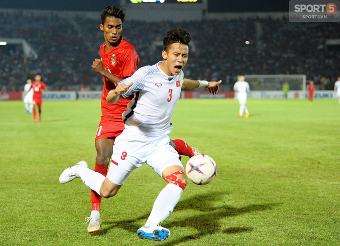 Fan xót xa khi tuyển thủ Việt Nam liên tục ngã sấp mặt trong trận đấu Myanmar - Ảnh 10.