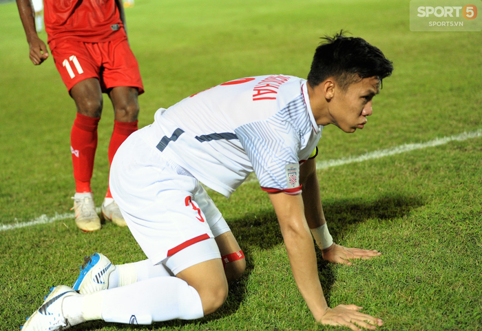 Fan xót xa khi tuyển thủ Việt Nam liên tục ngã sấp mặt trong trận đấu Myanmar - Ảnh 11.