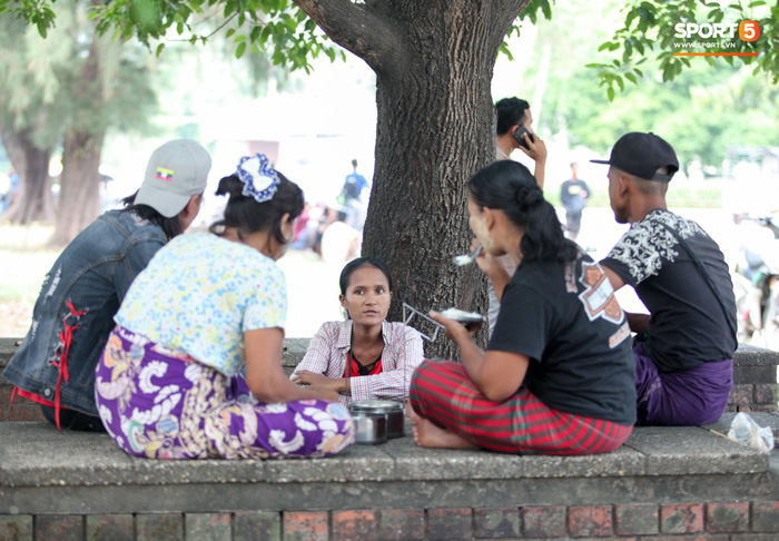 Đi xem CĐV Myanmar xếp hàng mua vé cũng thấy đậm đà bản sắc văn hoá truyền thống - Ảnh 2.