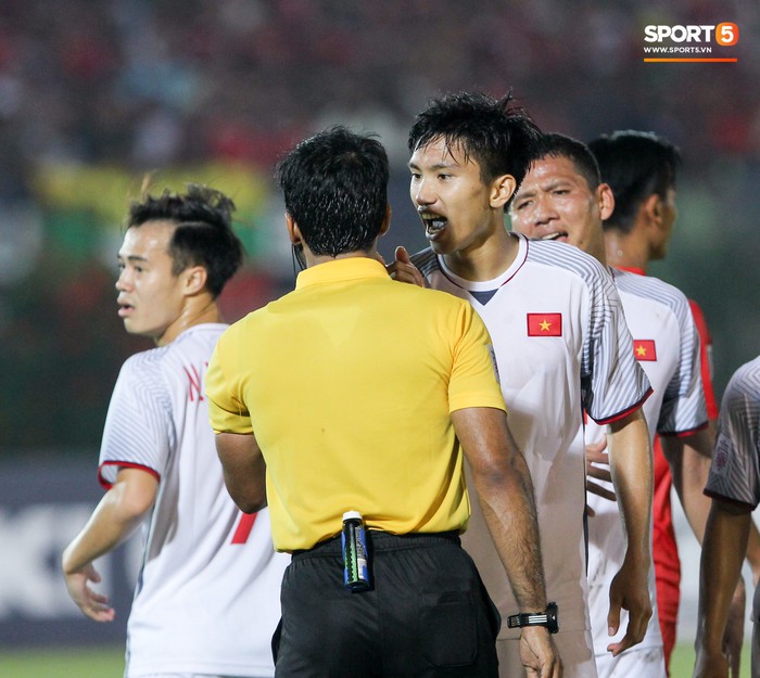 Bức xúc vì đội nhà mất trắng bàn thắng, Văn Hậu chỉ thẳng mặt trọng tài chính trận Myanmar vs Việt Nam - Ảnh 1.
