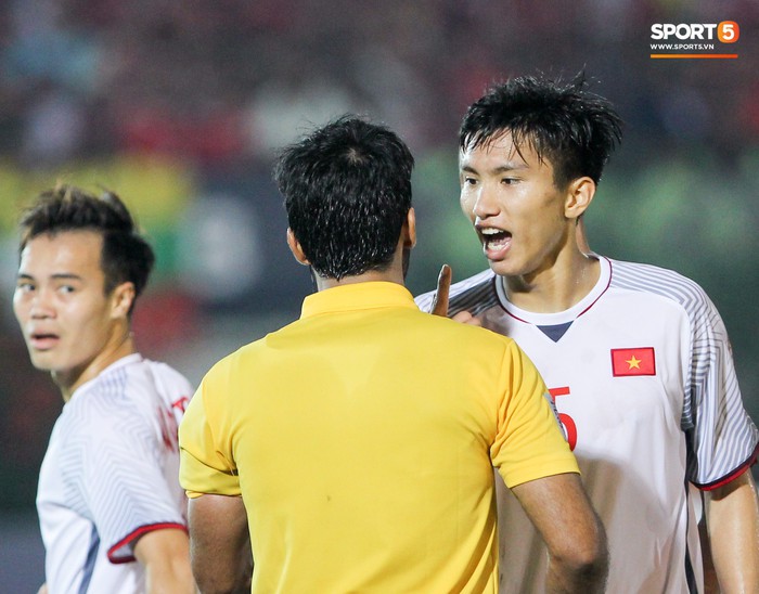 Bức xúc vì đội nhà mất trắng bàn thắng, Văn Hậu chỉ thẳng mặt trọng tài chính trận Myanmar vs Việt Nam - Ảnh 2.
