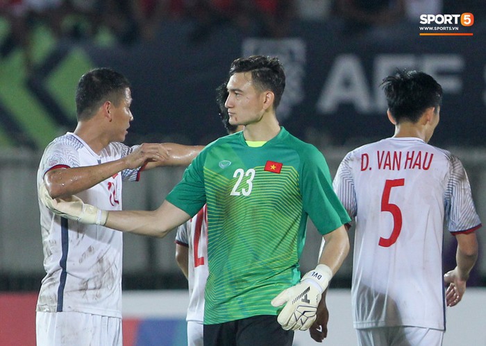 Bức xúc vì đội nhà mất trắng bàn thắng, Văn Hậu chỉ thẳng mặt trọng tài chính trận Myanmar vs Việt Nam - Ảnh 12.