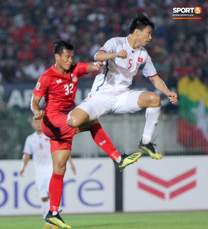 Bức xúc vì đội nhà mất trắng bàn thắng, Văn Hậu chỉ thẳng mặt trọng tài chính trận Myanmar vs Việt Nam - Ảnh 3.