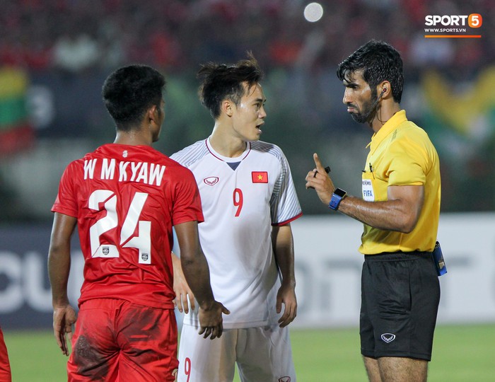 Bức xúc vì đội nhà mất trắng bàn thắng, Văn Hậu chỉ thẳng mặt trọng tài chính trận Myanmar vs Việt Nam - Ảnh 4.