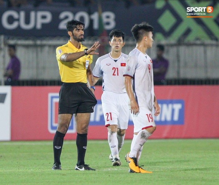 Bức xúc vì đội nhà mất trắng bàn thắng, Văn Hậu chỉ thẳng mặt trọng tài chính trận Myanmar vs Việt Nam - Ảnh 6.