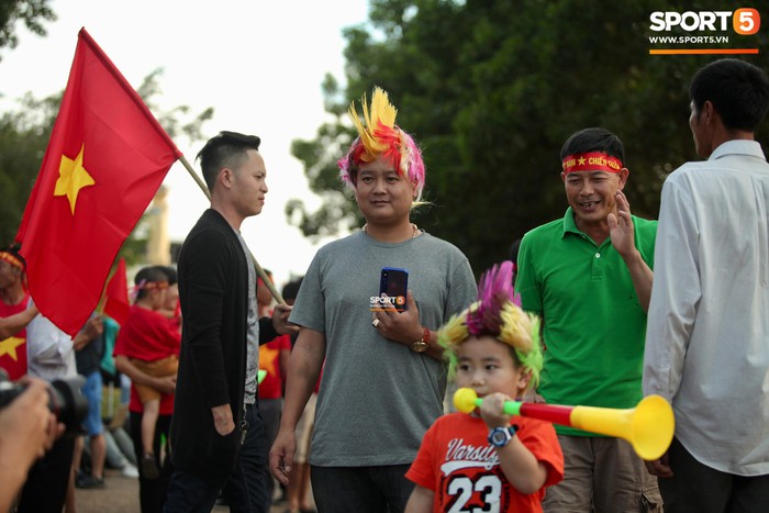 Đỏ rực cờ hoa trên đất Lào, CĐV Việt Nam biến sân khách thành sân nhà tại AFF Cup 2018 - Ảnh 8.