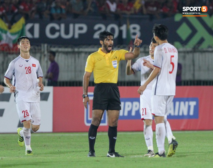 Bức xúc vì đội nhà mất trắng bàn thắng, Văn Hậu chỉ thẳng mặt trọng tài chính trận Myanmar vs Việt Nam - Ảnh 7.