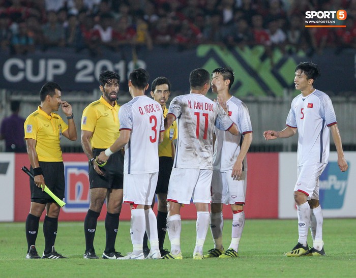 Bức xúc vì đội nhà mất trắng bàn thắng, Văn Hậu chỉ thẳng mặt trọng tài chính trận Myanmar vs Việt Nam - Ảnh 9.
