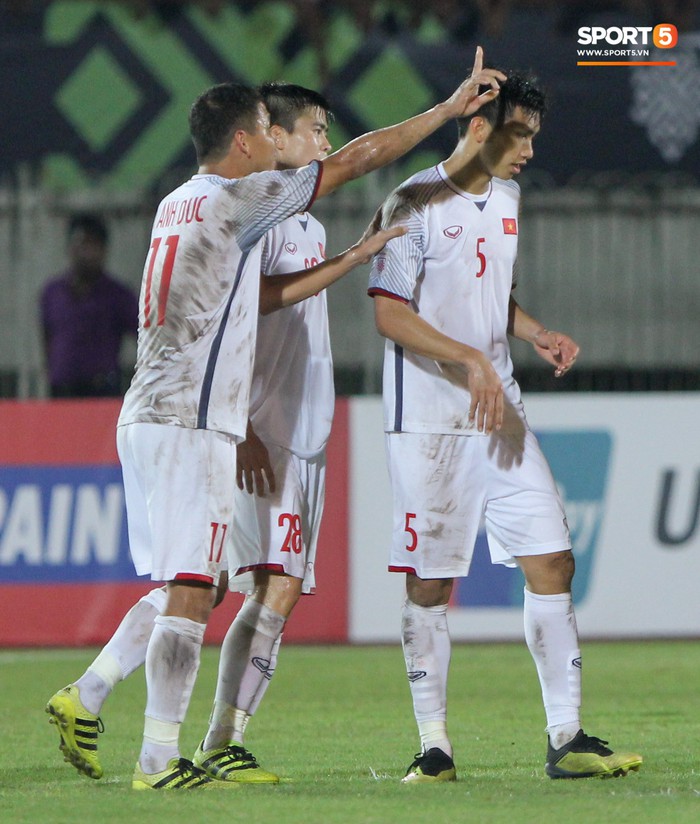 Bức xúc vì đội nhà mất trắng bàn thắng, Văn Hậu chỉ thẳng mặt trọng tài chính trận Myanmar vs Việt Nam - Ảnh 10.