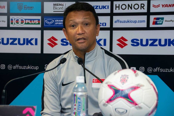 HLV tuyển Campuchia ăn mặc chất lừ, nổi bật hơn hẳn hàng loạt đồng nghiệp áo phông đơn giản tại AFF Cup 2018 - Ảnh 12.