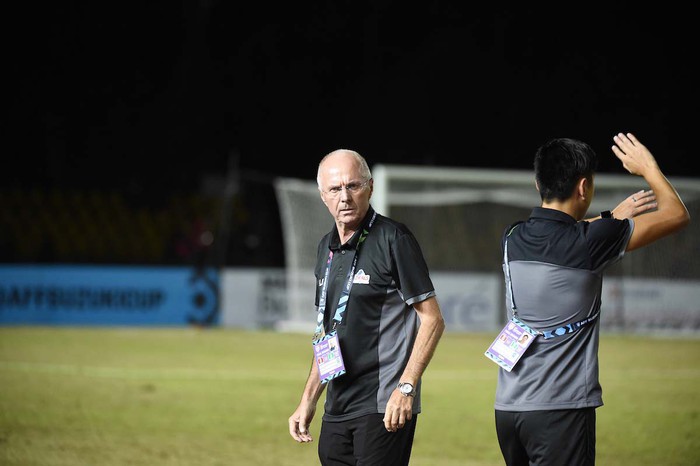 HLV tuyển Campuchia ăn mặc chất lừ, nổi bật hơn hẳn hàng loạt đồng nghiệp áo phông đơn giản tại AFF Cup 2018 - Ảnh 11.
