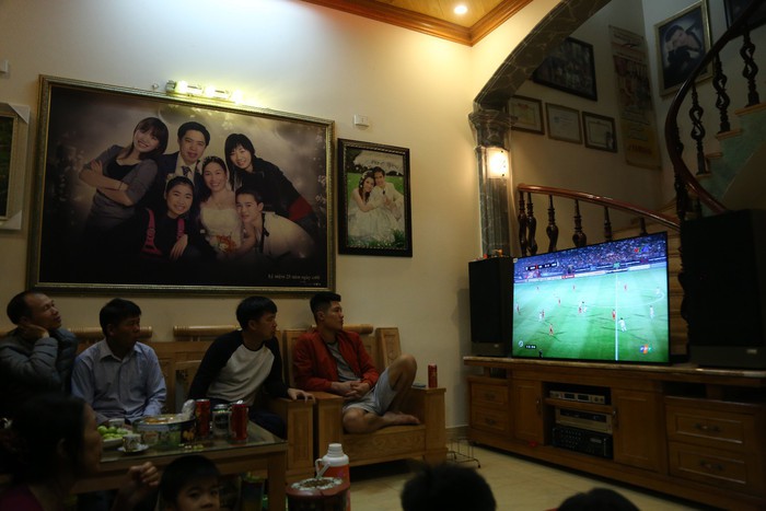 Gia đình tuyển thủ Việt Nam “mở hội” xem và cổ vũ đội bóng áo đỏ ở trận quyết định tấm vé bán kết - Ảnh 5.