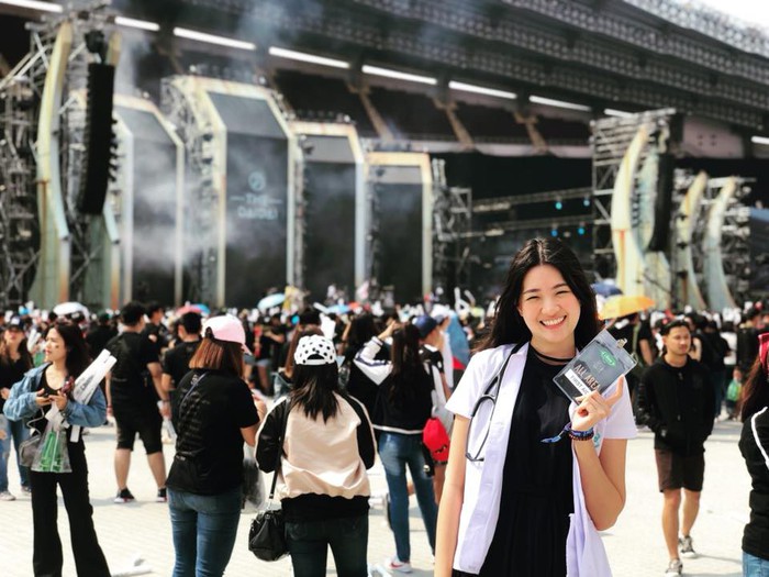 Bác sĩ của tuyển Thái Lan tại AFF Cup 2018 từng đăng quang Hoa hậu - Ảnh 1.