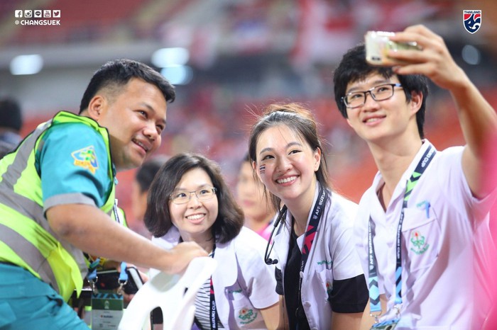 Bác sĩ của tuyển Thái Lan tại AFF Cup 2018 từng đăng quang Hoa hậu - Ảnh 2.