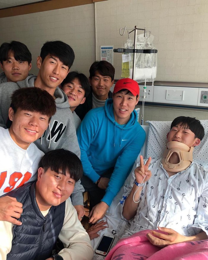 Cầu thủ Hàn Quốc từng góp mặt trong trận thắng Việt Nam ở ASIAD 2018 ngã gãy cổ trên sân - Ảnh 2.