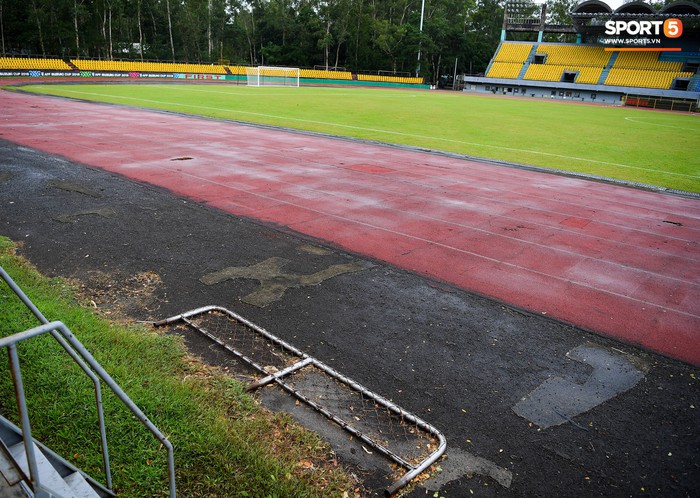 Sân thi đấu trận Philippines - Việt Nam: Tệ nhất AFF Cup 2018, khiến nhiều người rùng mình vì vẻ hoang tàn, u ám - Ảnh 10.
