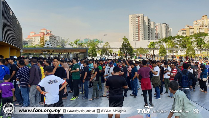 80.000 vé xem trận Malaysia - Thái Lan bán hết veo trong 3 giờ, CĐV xếp hàng trật tự mà không cần nhiều nhân viên an ninh giám sát - Ảnh 1.