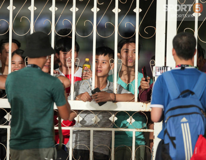 Tuyển Việt Nam tập kín, fan girl xinh đẹp tiếc nuối, bất lực vì hàng rào ngăn cách - Ảnh 2.
