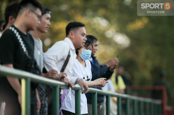 Đội tuyển Việt Nam nhờ bảo vệ dùng loa mời CĐV rời sân để tập kín - Ảnh 2.