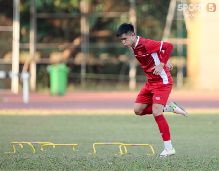 Đội tuyển Việt Nam nhờ bảo vệ dùng loa mời CĐV rời sân để tập kín - Ảnh 12.