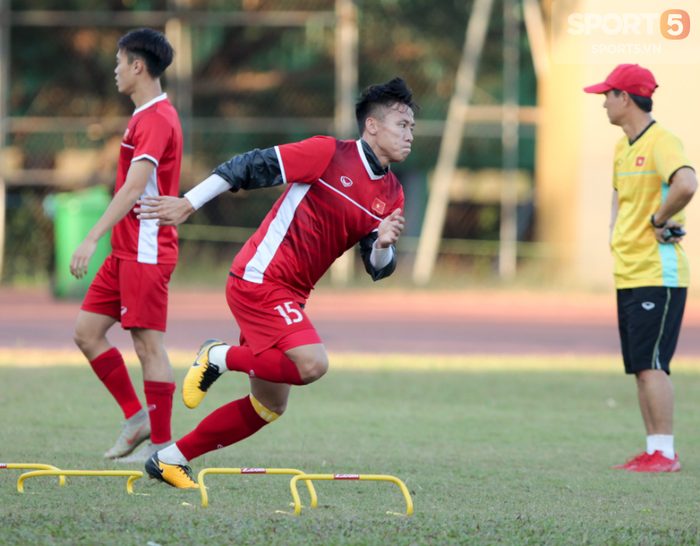 Đội tuyển Việt Nam nhờ bảo vệ dùng loa mời CĐV rời sân để tập kín - Ảnh 13.