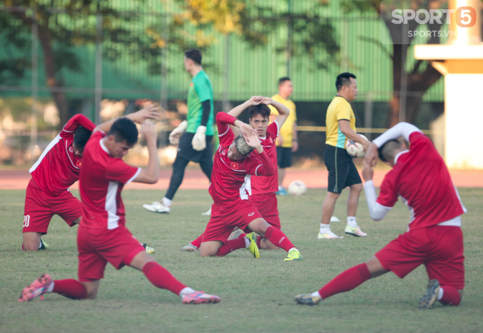 Đội tuyển Việt Nam nhờ bảo vệ dùng loa mời CĐV rời sân để tập kín - Ảnh 14.