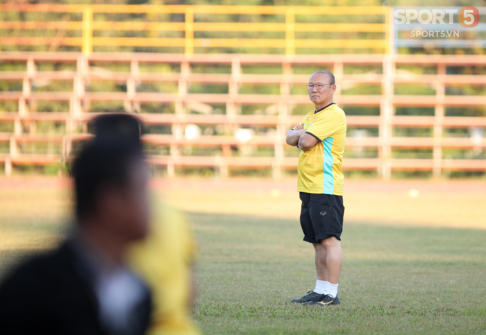 Đội tuyển Việt Nam nhờ bảo vệ dùng loa mời CĐV rời sân để tập kín - Ảnh 6.