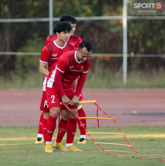 Đội tuyển Việt Nam nhờ bảo vệ dùng loa mời CĐV rời sân để tập kín - Ảnh 7.