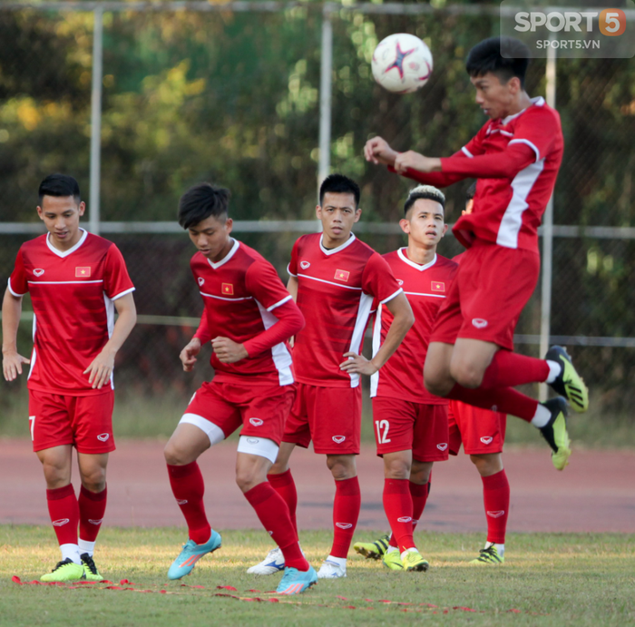Đội tuyển Việt Nam nhờ bảo vệ dùng loa mời CĐV rời sân để tập kín - Ảnh 8.