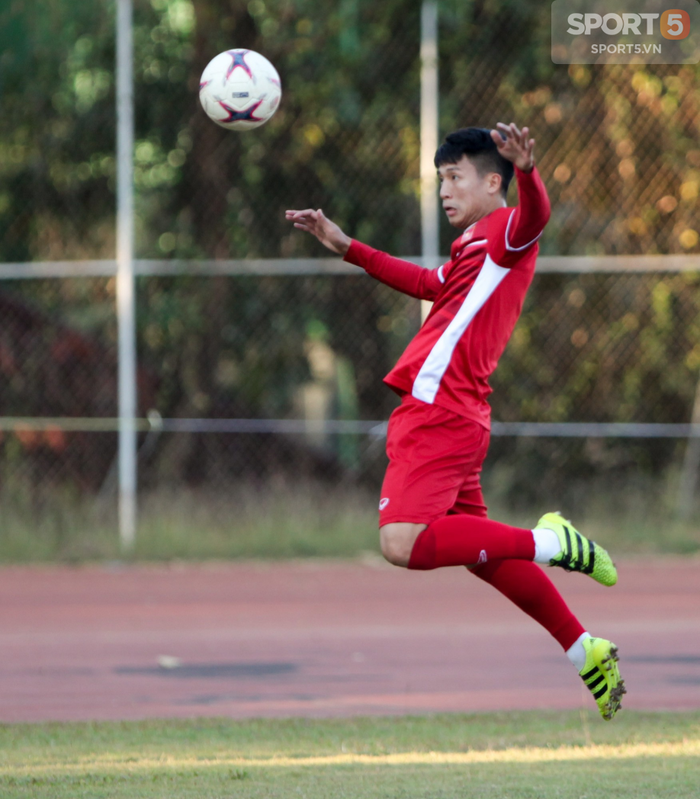 Đội tuyển Việt Nam nhờ bảo vệ dùng loa mời CĐV rời sân để tập kín - Ảnh 9.