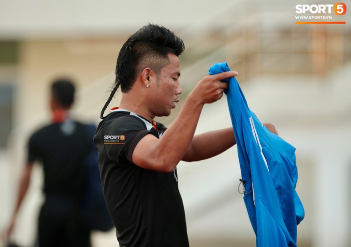 Tuyển thủ Lào khoe những kiểu đầu siêu dị trong buổi tập trước thềm trận gặp Việt Nam tại AFF Cup  - Ảnh 10.