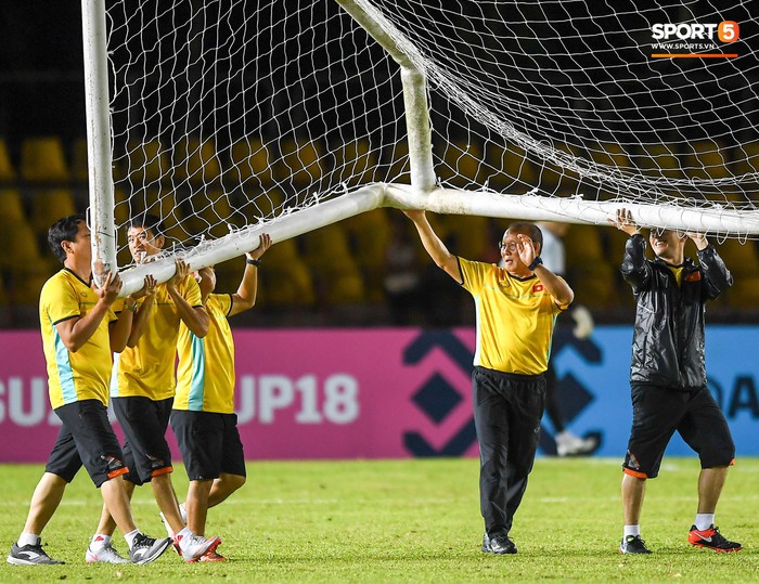 Hành động tinh ý của Công Phượng trên sân tập trước trận đấu với Philippines - Ảnh 1.