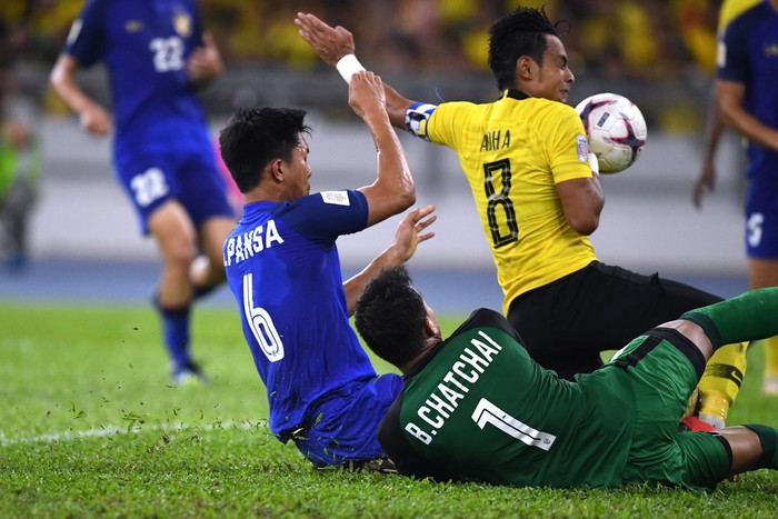 Hàng công vô duyên không thể tin nổi, Malaysia bị Thái Lan cầm chân dù được thi đấu trước sự ủng hộ của 8 vạn khán giả - Ảnh 2.