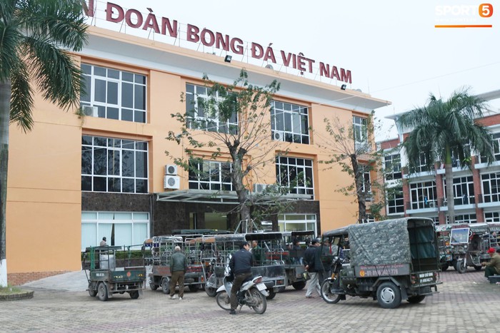 Người dân mắc võng, uống bia trước cửa Liên đoàn bóng đá Việt Nam chờ mua vé AFF Cup 2018 - Ảnh 1.