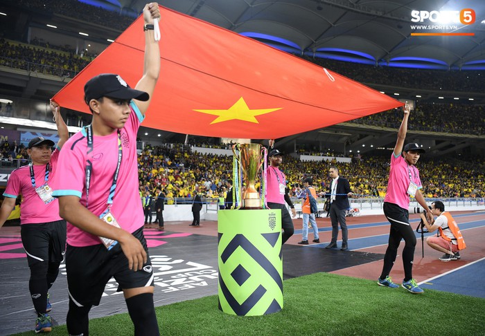 Xúc động khoảnh khắc Duy Mạnh, Văn Đức nhìn Quốc kỳ không rời trong lễ chào cờ chung kết AFF Cup - Ảnh 2.