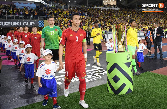 Xúc động khoảnh khắc Duy Mạnh, Văn Đức nhìn Quốc kỳ không rời trong lễ chào cờ chung kết AFF Cup - Ảnh 3.