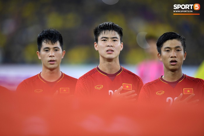 Xúc động khoảnh khắc Duy Mạnh, Văn Đức nhìn Quốc kỳ không rời trong lễ chào cờ chung kết AFF Cup - Ảnh 5.
