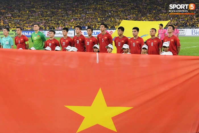 Xúc động khoảnh khắc Duy Mạnh, Văn Đức nhìn Quốc kỳ không rời trong lễ chào cờ chung kết AFF Cup - Ảnh 7.